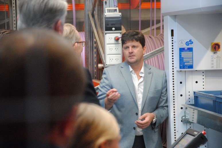 Pablo Balan, explains the advantages of the new vertical lift module to the FEGIME visitors